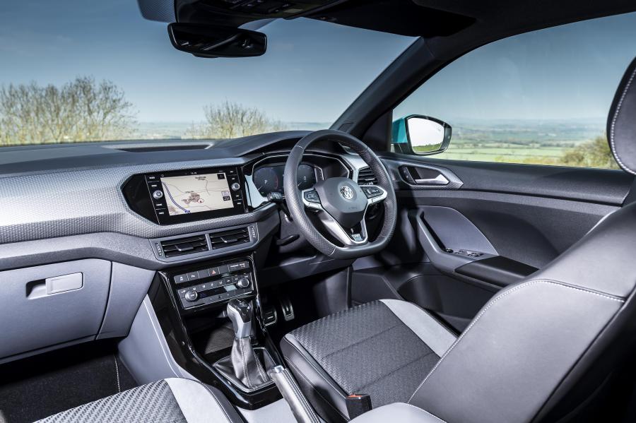 Интерьер Volkswagen T-Cross R-Line 2019 года  (UK) (фото 5 из 19)